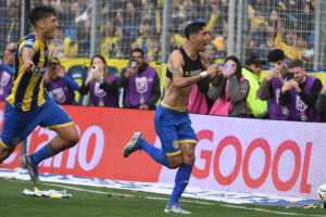 Ángel Di María (d) celebra el gol que anotó con Rosario Central ante Godoy Cruz. EFE/ Sebastián Granata