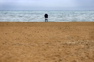 Un hombre pasea por la playa de Denia. EFE/Morell/Archivo