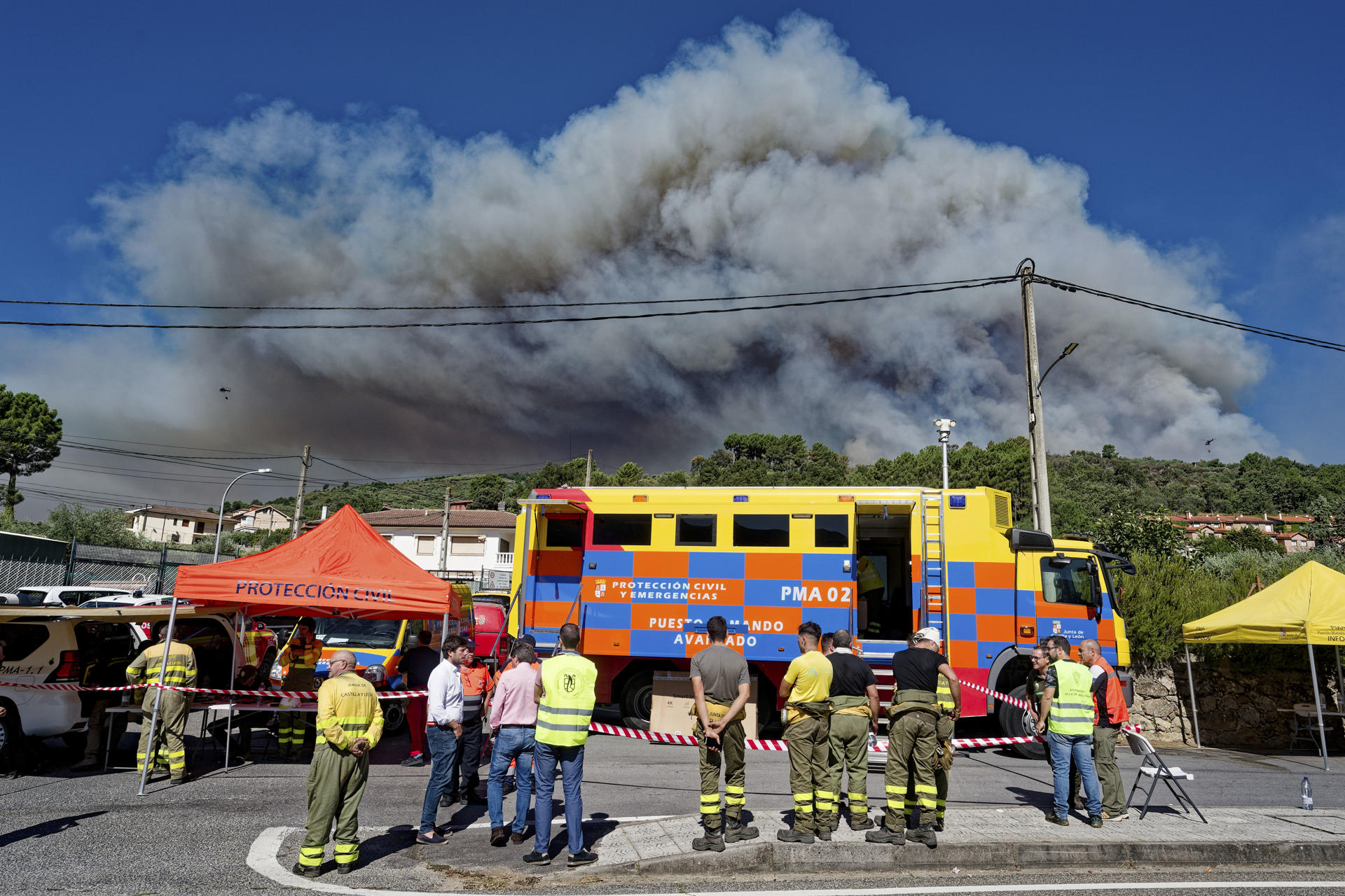 Vista del puesto de mando este martes por Mombentrán. Un total de 101 militares y 47 medios de la Unidad Militar de Emergencias (UME) se encuentran desplegados actualmente en el Barranco de las Cinco Villas por el incendio que se declaró en la noche del lunes en esta zona del sur de la provincia de Ávila. EFE/ Raúl Sanchidrián
