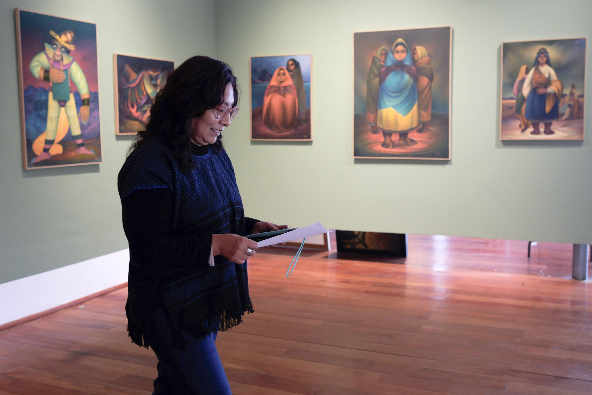 La directora del Museo Nacional de Arte de Bolivia (MNA), Claribel Arandia, visita la exposición del artista plástico Miguel Alandia Pantoja este 22 de julio de 2025, en La Paz (Bolivia). EFE/ Luis Gandarillas
