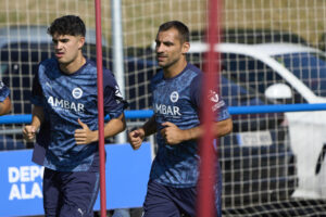 Jonny Otto (d), uno de los nuevos jugadores corre junto a sus compañeros del Deportivo Alavés durante el entrenamiento en la ciudad deportiva de Ibaia (Vitoria-Gasteiz). EFE/ Adrian Ruiz Hierro