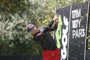 Sergio García lanza su bola en la salida del hoyo 3, este jueves en el campo de Valderrama en San Roque (Cádiz), donde mañana viernes comenzará la tercera edición del LIV Golf Andalucía 2025, el circuito de golf financiado por Arabia Saudí.EFE/A.Carrasco Ragel.