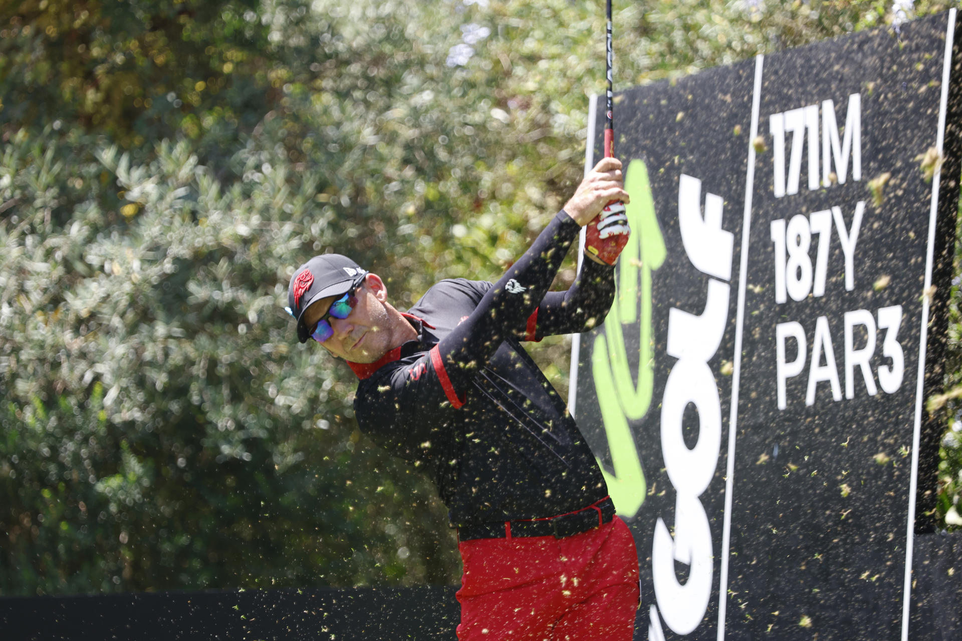 Sergio García lanza su bola en la salida del hoyo 3, este jueves en el campo de Valderrama en San Roque (Cádiz), donde mañana viernes comenzará la tercera edición del LIV Golf Andalucía 2025, el circuito de golf financiado por Arabia Saudí.EFE/A.Carrasco Ragel.