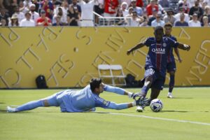 El portero del Real Madrid, Thibaut Courtois, no pudo frenar este martes el poder ofensivo del PSG en East Rutherford (New Jersey) EFE/EPA/CJ GUNTHER