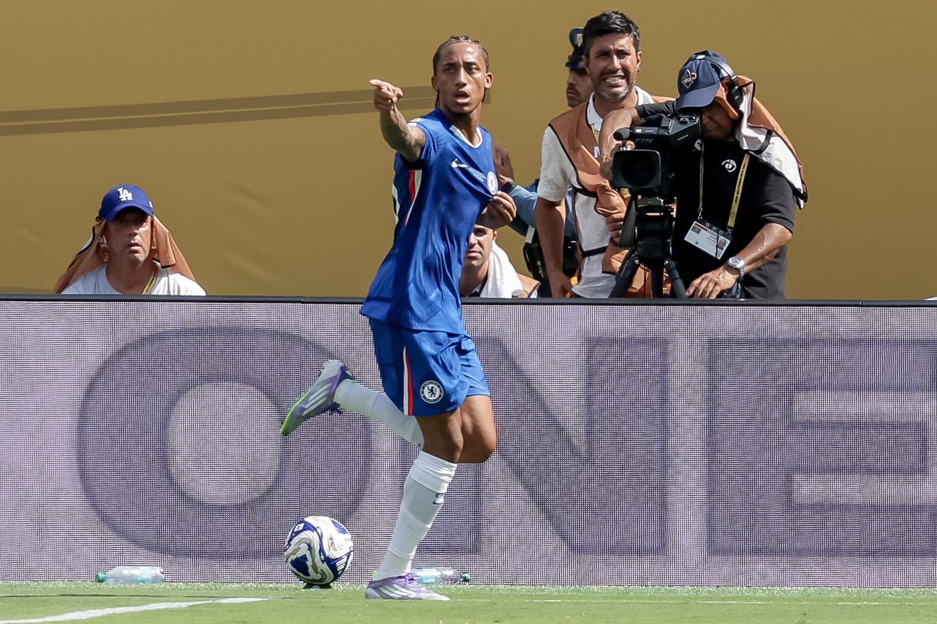 Joao Pedro, del Chelsea, celebrates el tercer gol de su autoría ante el Paris Saint-Germain en la final del Mundial de Clubes. EFE/EPA/JUSTIN LANE