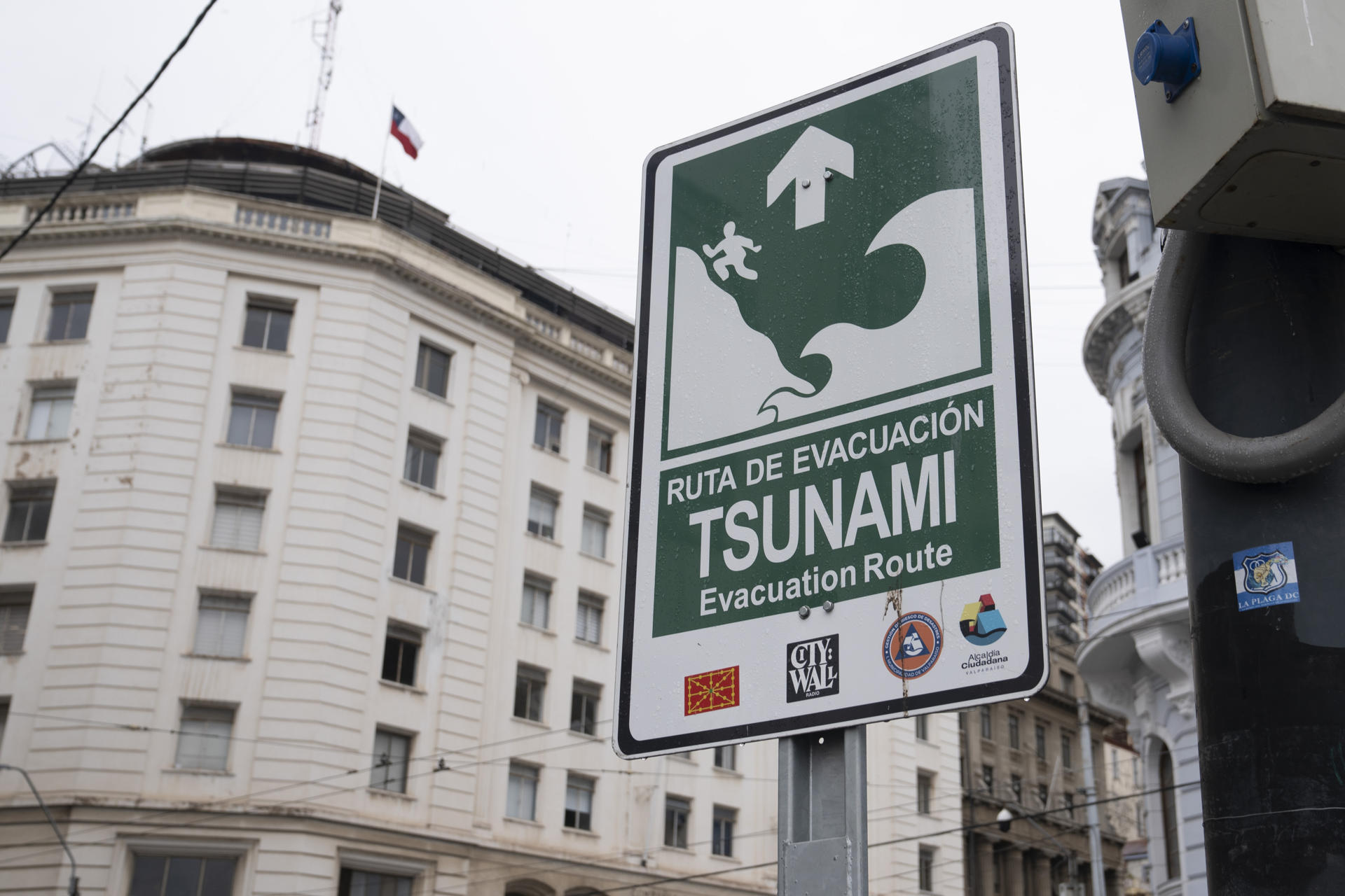 Fotografía de un cartel que indica una ruta de evacuación este miércoles, en Valparaíso (Chile). EFE/ Adriana Thomasa

