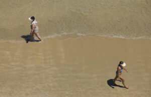 Dos mujeres pasean por la orilla de la playa de La Concha de San Sebastián este miércoles. EFE/Javier Etxezarreta