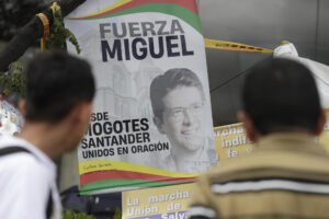 Personas oran en un altar improvisado frente a la Fundación Santa Fe, lugar donde permanece hospitalizado el senador colombiano Miguel Uribe Turbay, este domingo en Bogotá (Colombia). EFE/ Carlos Ortega