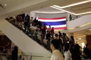 Un centro comercial de Bangkok muestra en una pantalla la bandera de Tailandia, en el contexto de los enfrentamientos fronterizos con Camboya. 
EFE/EPA/NARONG SANGNAK