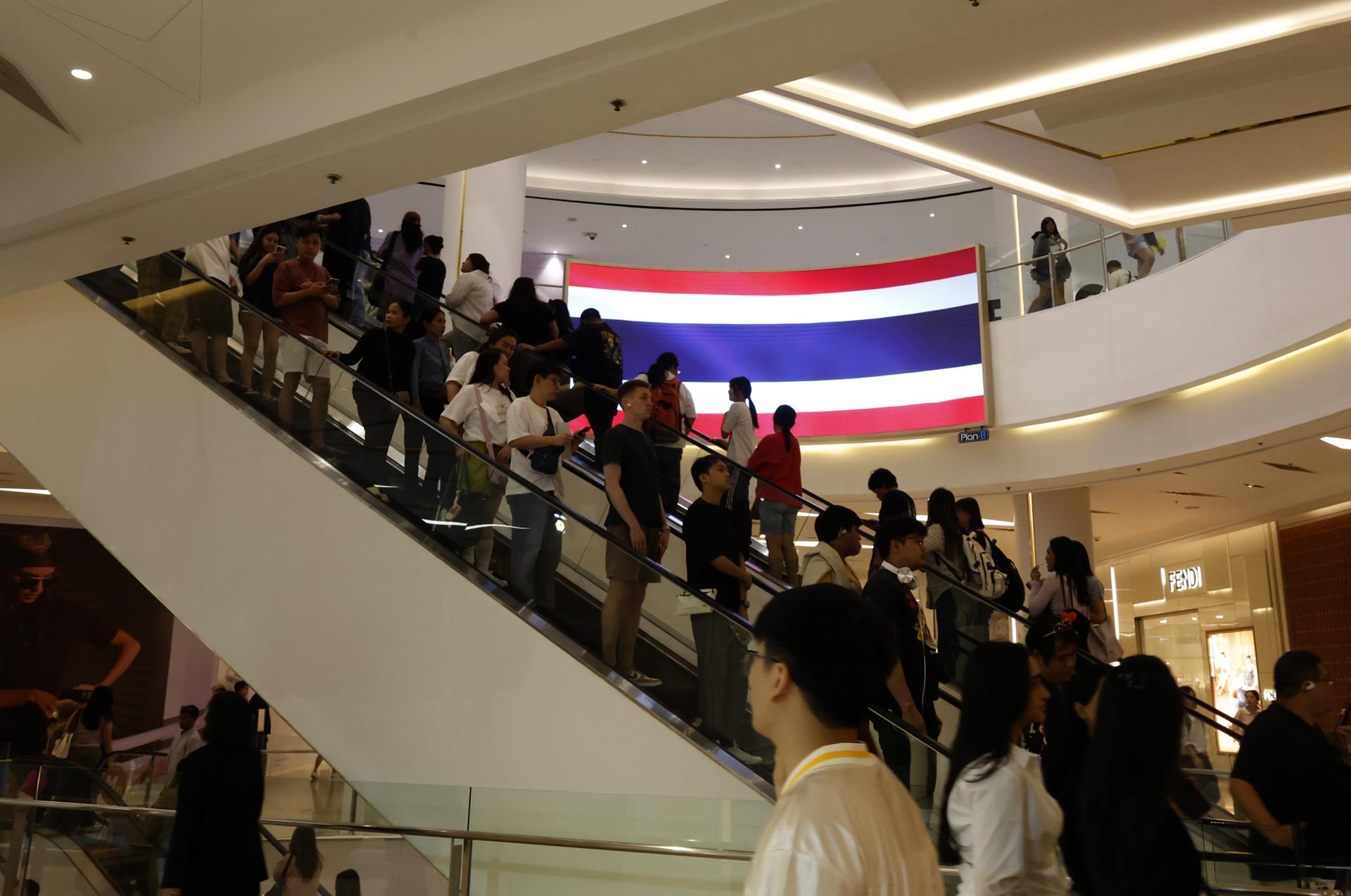 Un centro comercial de Bangkok muestra en una pantalla la bandera de Tailandia, en el contexto de los enfrentamientos fronterizos con Camboya. 
EFE/EPA/NARONG SANGNAK