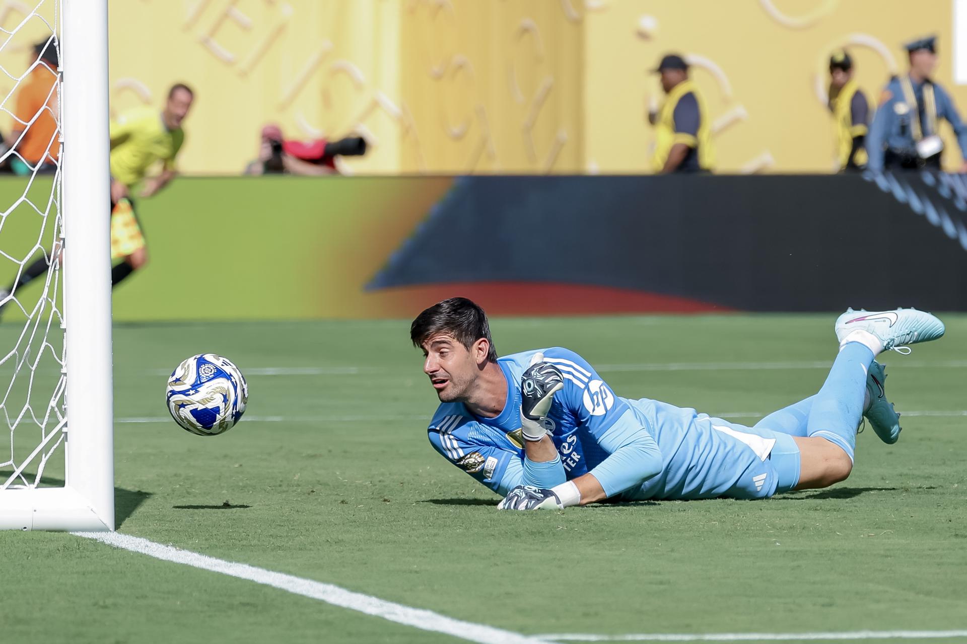 Thibaut Courtois se despidió del Mundial de Clubes con un duro golpe a la capacidad defensiva del Real Madrid, pese a sus esfuerzos. EFE/EPA/JUSTIN LANE
