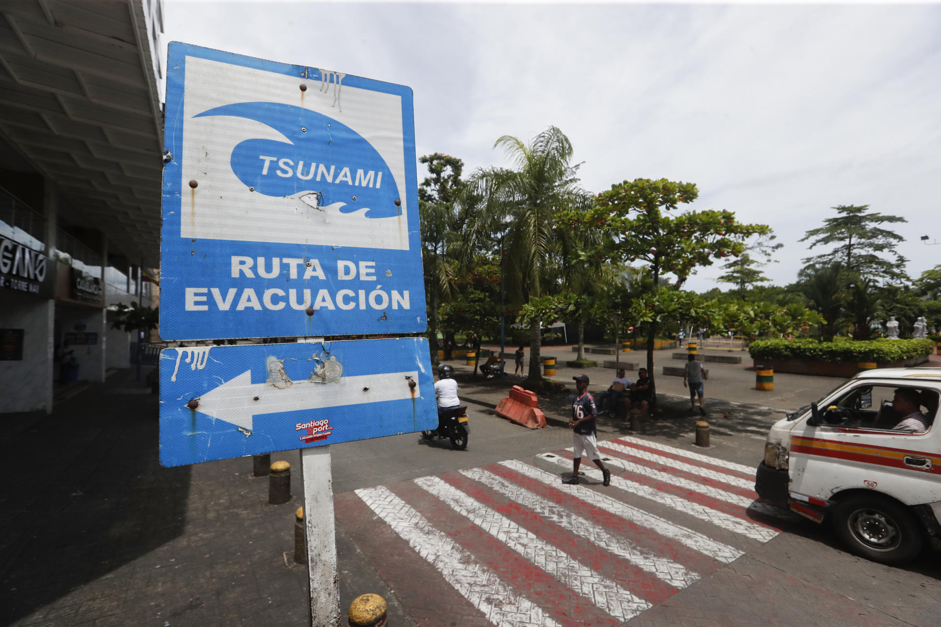 Detalle de un cartel que señala una ruta de evacuación por tsunami este miércoles, 30 de julio, en Buenaventura (Colombia). EFE/Ernesto Guzmán
