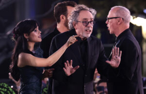 Fotografía de archivo de la actriz estadounidense Jenna Ortega (i) y el cineasta californiano Tim Burton (c), protagonista y director de la serie 'Wednesday', en Ciudad de México. EFE/José Méndez