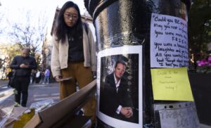 Fotografía de archivo de varias personas colocando flores frente a un memorial del actor Matthew Perry. EFE/JUSTIN LANE