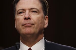 Foto de archivo del exdirector del FBI James Comey. EPA/SHAWN THEW