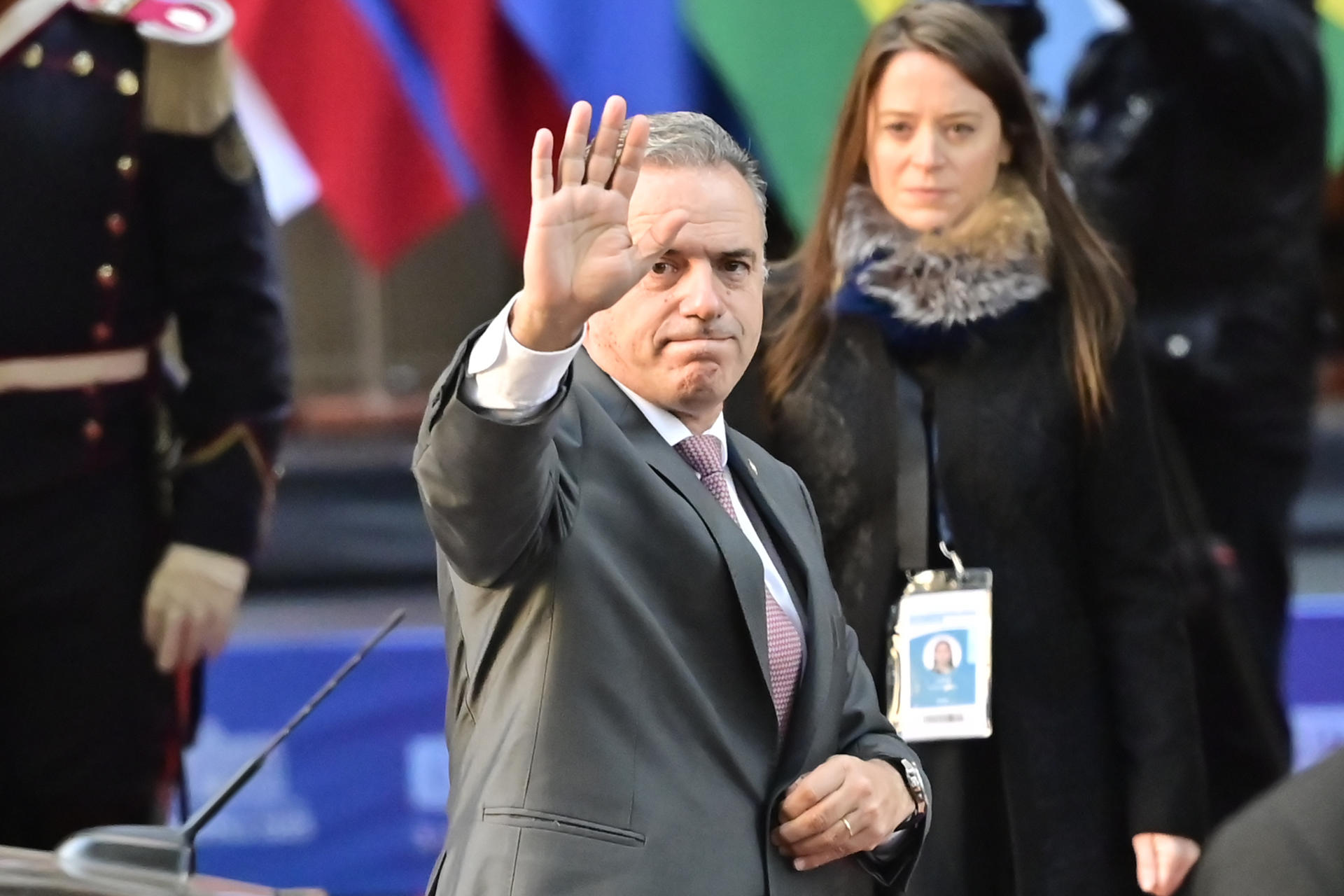El presidente de Uruguay, Yamandu Orsi, al saludar este jueves, 3 de julio, a su llegada a la Cumbre semestral del Mercosur, en Buenos Aires (Argentina). EFE/Martín Campaya
