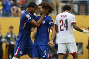 Los jugadores del Chelsea Marc Cucurella (c) y Levi Colwill celebran el título del Mundial de Clubes de la FIFA. EFE/CJ GUNTHER