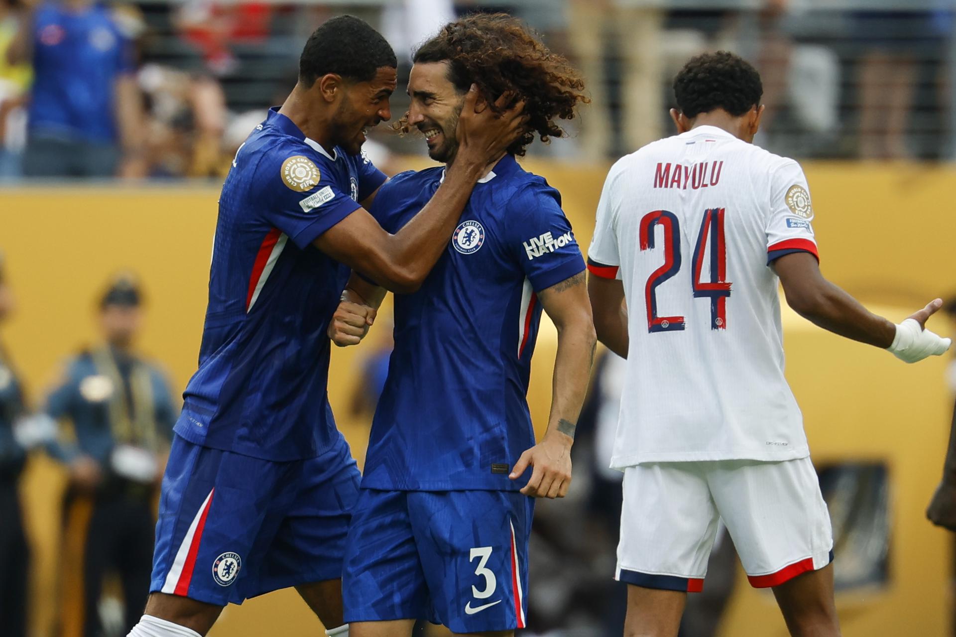 Los jugadores del Chelsea Marc Cucurella (c) y Levi Colwill celebran el título del Mundial de Clubes de la FIFA. EFE/CJ GUNTHER
