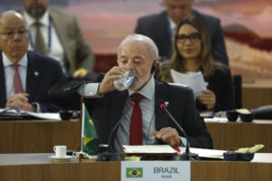 El presidente de Brasil, Luiz Inácio Lula da Silva, fue captado este domingo, 6 de julio, durante la apertura de la cumbre de los BRICS, en Río de Janeiro (Brasil). EFE/Antonio Lacerda