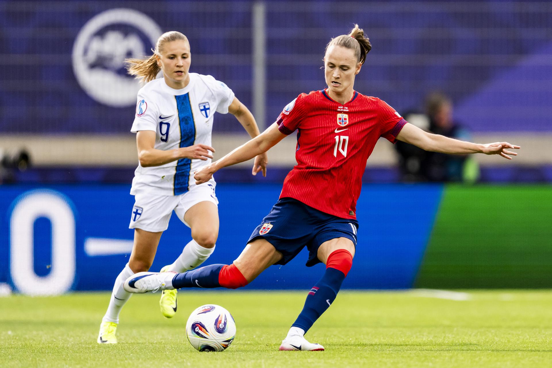La finlandesa Katariina Kosola (i) y la niruega Caroline Graham Hansen durante el partido entre sus selecciones en la Eurocopa. EFE/EPA/JEAN-CHRISTOPHE BOTT