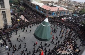 Los iraníes queman la tienda simbólica de Imam Hussein mientras recrean la batalla de Kerbala durante las ceremonias del Día de Ashura en la zona de Galubandak de Teherán, el 6 de julio de 2025. EFE/EPA/ABEDIN TAHERKENAREH
