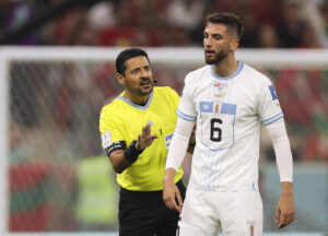 El árbitro australiano, nacido en Irán, Alireza Faghani habla con Rodrigo Bentancur en el Mundial de Fútbol Qatar 2022 en la ciudad de Lusail (Catar en foto de archivo de Juan Ignacio Roncoroni. EFe