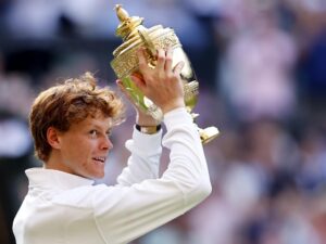 El tenista italiano Jannik Sinner celebra la victoria tras la final de de Wimbledon que ha jugado contra el español Carlos Alcaraz, Londres, Reino Unido. EFE/EPA/TOLGA AKMEN