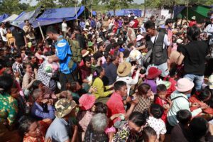ODDAR MEANCHEY PROVINCE (Cambodia), 28/07/2025.- Personas reciben comida en uno de los refugios habilitados en Camboya para acoger a civiles desplazados por los enfrentamientos en la frontera con Tailandia. (Camboya, Tailandia) EFE/EPA/KITH SEREY