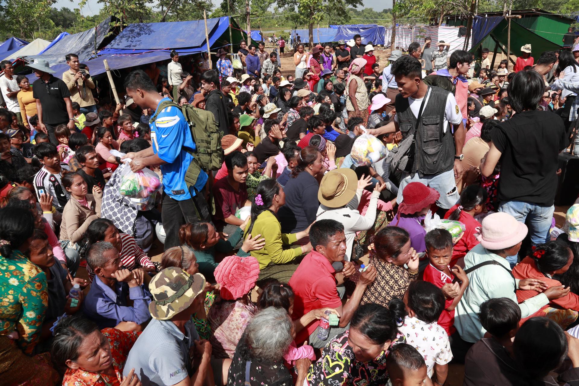 ODDAR MEANCHEY PROVINCE (Cambodia), 28/07/2025.- Personas reciben comida en uno de los refugios habilitados en Camboya para acoger a civiles desplazados por los enfrentamientos en la frontera con Tailandia. (Camboya, Tailandia) EFE/EPA/KITH SEREY