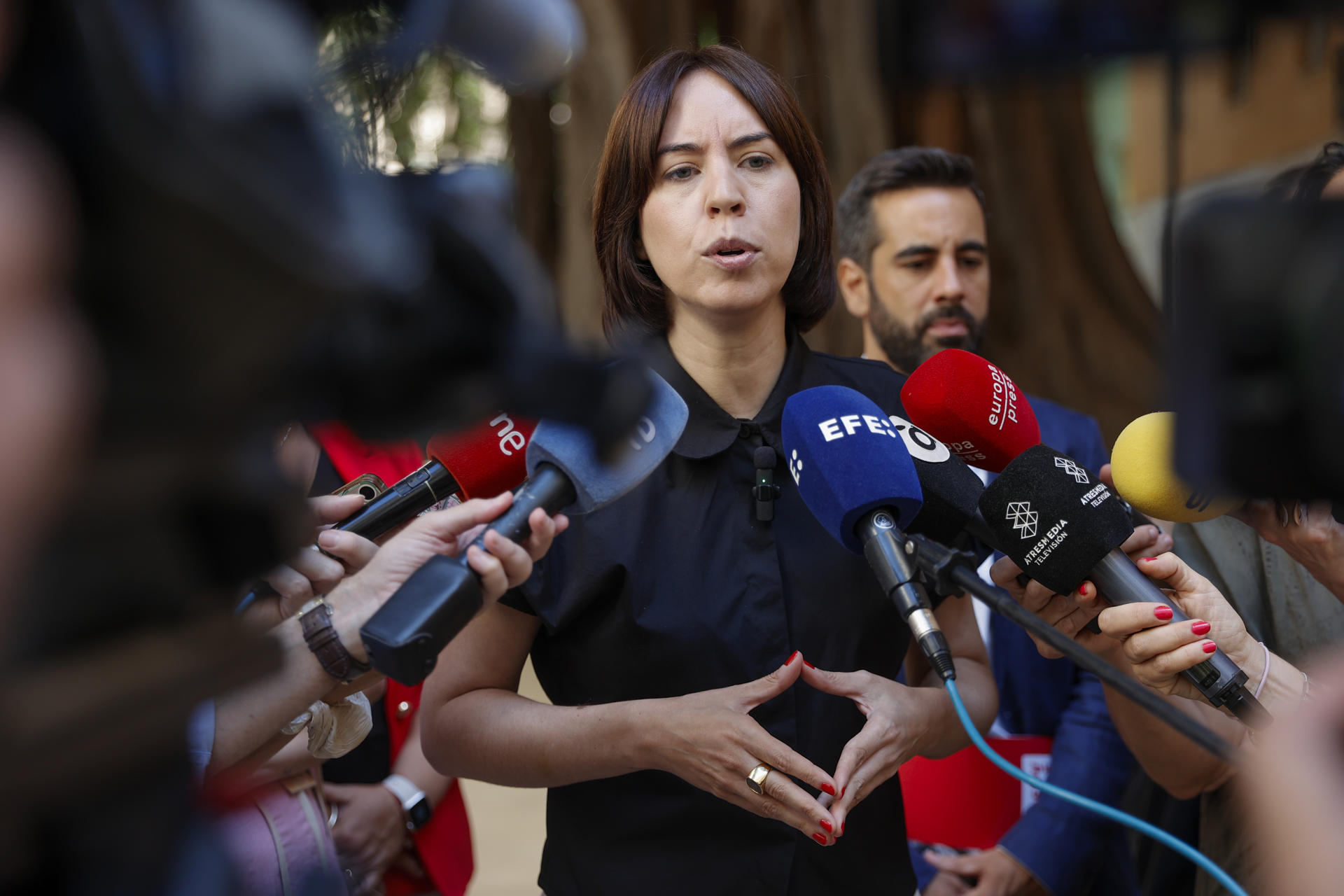 La secretaria general del PSPV-PSOE y ministra de Ciencia, Diana Morant, realiza declaraciones tras la reunión del grupo socialista antes de la celebración del último pleno ordinario en Les Corts Valencianes. EFE/Manuel Bruque