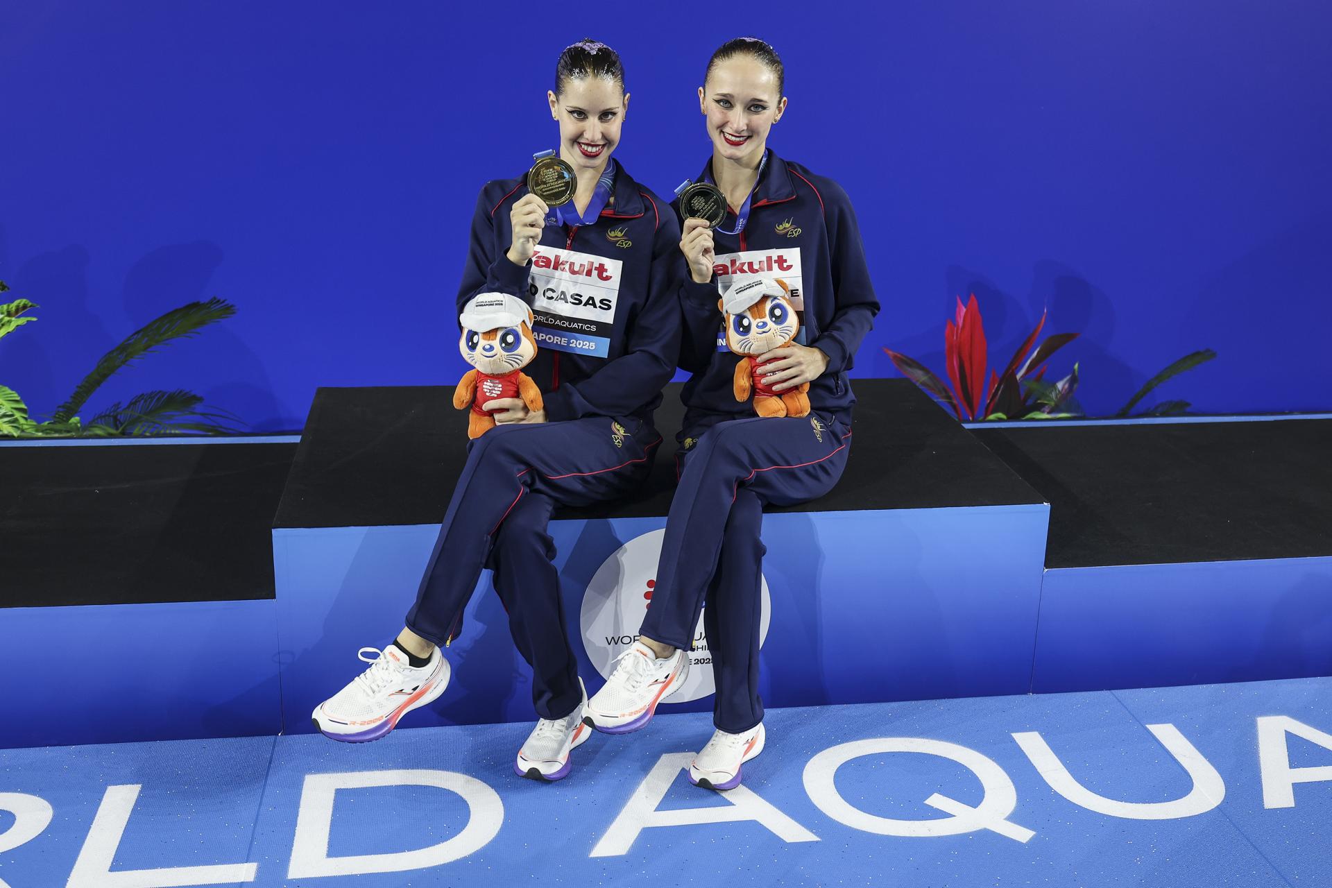 El dúo español, formado Lilou Lluis Valette e Iris Tió, oro en el dúo libre de natación artística de los Mundiales de Singapur. EFE/ FAZRY ISMAIL
