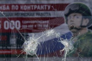 Una valla publicitaria que representa a un soldado con el lema 'Servicio militar. El trabajo de un hombre de verdad', en San Petersburgo, Rusia, el 2 de junio de 2023. EFE/EPA/ANATOLY MALTSEV