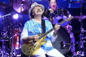 El músico mexicano Carlos Santana durante el concierto que ha ofrecido hoy sábado en el Palau Sant Jordi de Barcelona, incluido en su ´Oneness Tour´. EFE/Alejandro García.