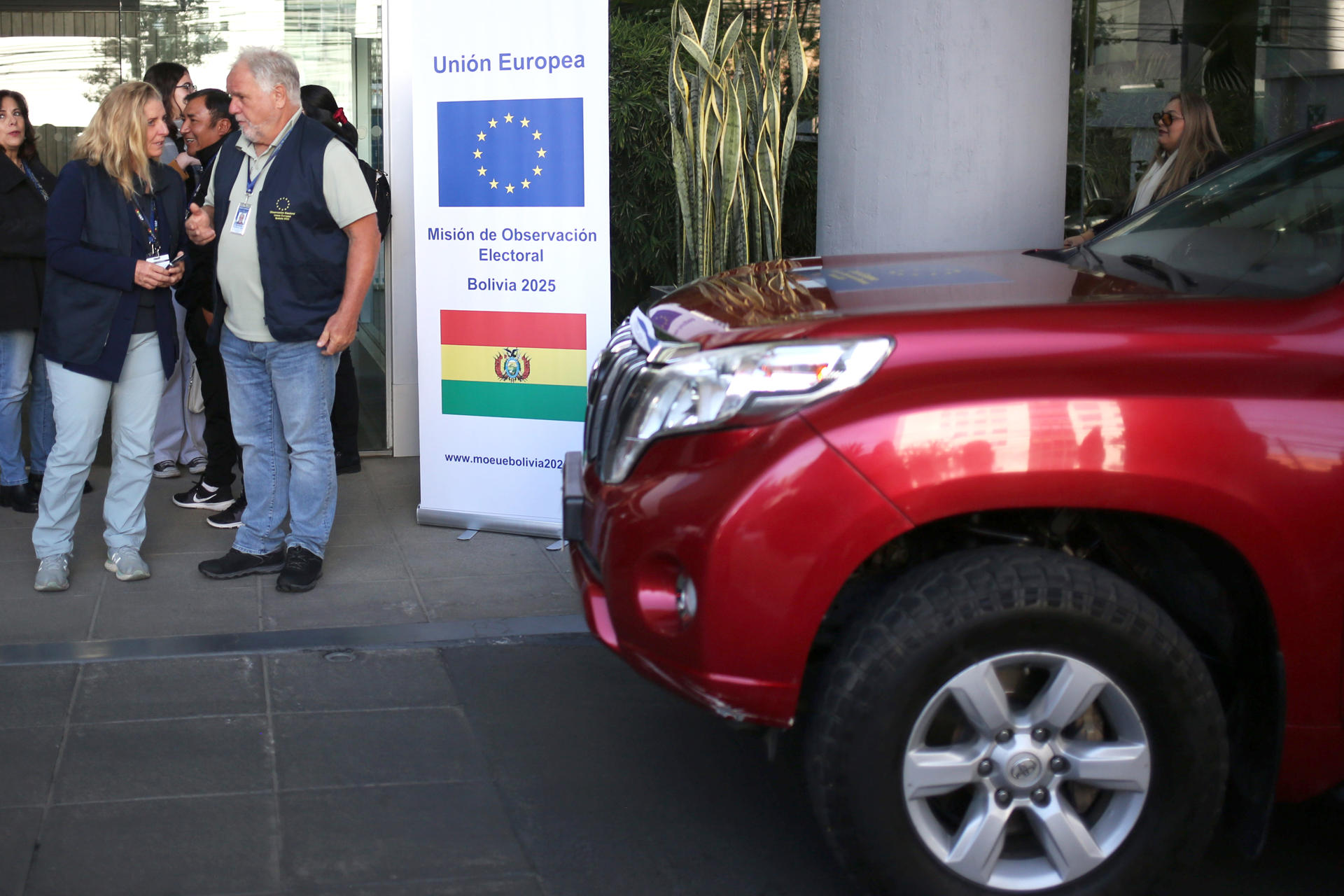 Fotografía de un cartel con el símbolo de la Unión Europea este viernes, durante la jornada de inicio electoral, en La Paz (Bolivia). EFE/ Luis Gandarillas

