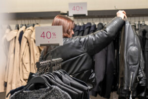 Una clienta observa una chaqueta en una tienda en Nueva York (Estados Unidos), en una fotografiá de archivo. EFE/ Angel Colmenares