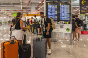 Varias personas esperan este jueves en el Aeropuerto de Palma. La intensa tormenta que ha afectado a primera hora de la mañana de este jueves al aeropuerto de Palma ha ocasionado retrasos generalizados en las llegadas y salidas de aviones y ha provocado goteras en las zonas de tránsito de pasajeros. EFE/ Cati Cladera