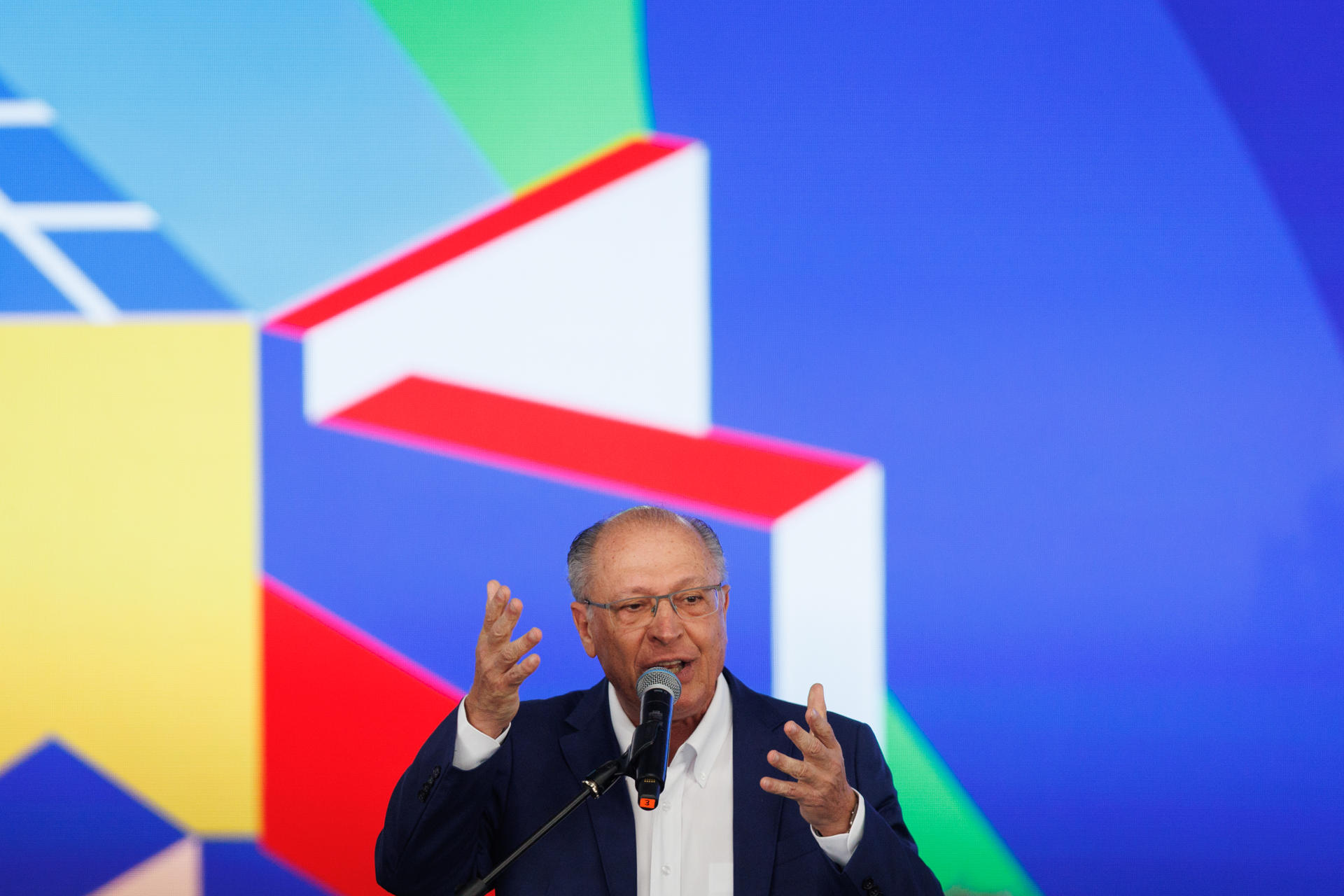 El vicepresidente de Brasil, Geraldo Alckmin, habla durante el lanzamiento del Plan de Urbanización de Favelas este viernes, en Osasco (Brasil). EFE/ Isaac Fontana
