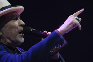 Imagen de archivo ( 01/05/2025) del músico y cantante Joaquín Sabina durante un concierto en Las Palmas de Gran Canaria. EFE/Ángel Medina G.