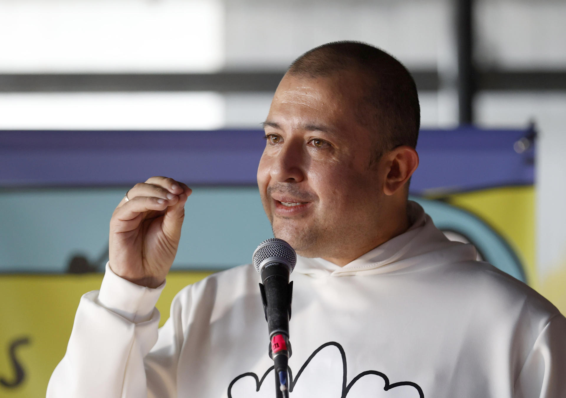 El director de la Asociación de Bancos de Alimentos de Colombia (Abaco), Juan Carlos Buitrago, habla en la presentación del concierto 'Todos Juntos' este miércoles, en Bogotá (Colombia). EFE/ Mauricio Dueñas Castañeda