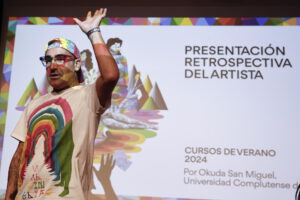 El pintor, escultor y diseñador Okuda San Miguel imparte el taller Okuda San Miguel, el color como herramienta de cambio!!, este lunes en San Lorenzo de El Escorial (Madrid).-EFE/ Sergio Pérez