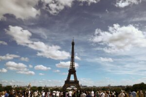 Fotografía de Mohammed Badra, en la que puede verse una imagen de archivo del 12 de agosto de 2023 de la Torre Eiffel, uno de los monumentos más emblemáticos de París.  EFE