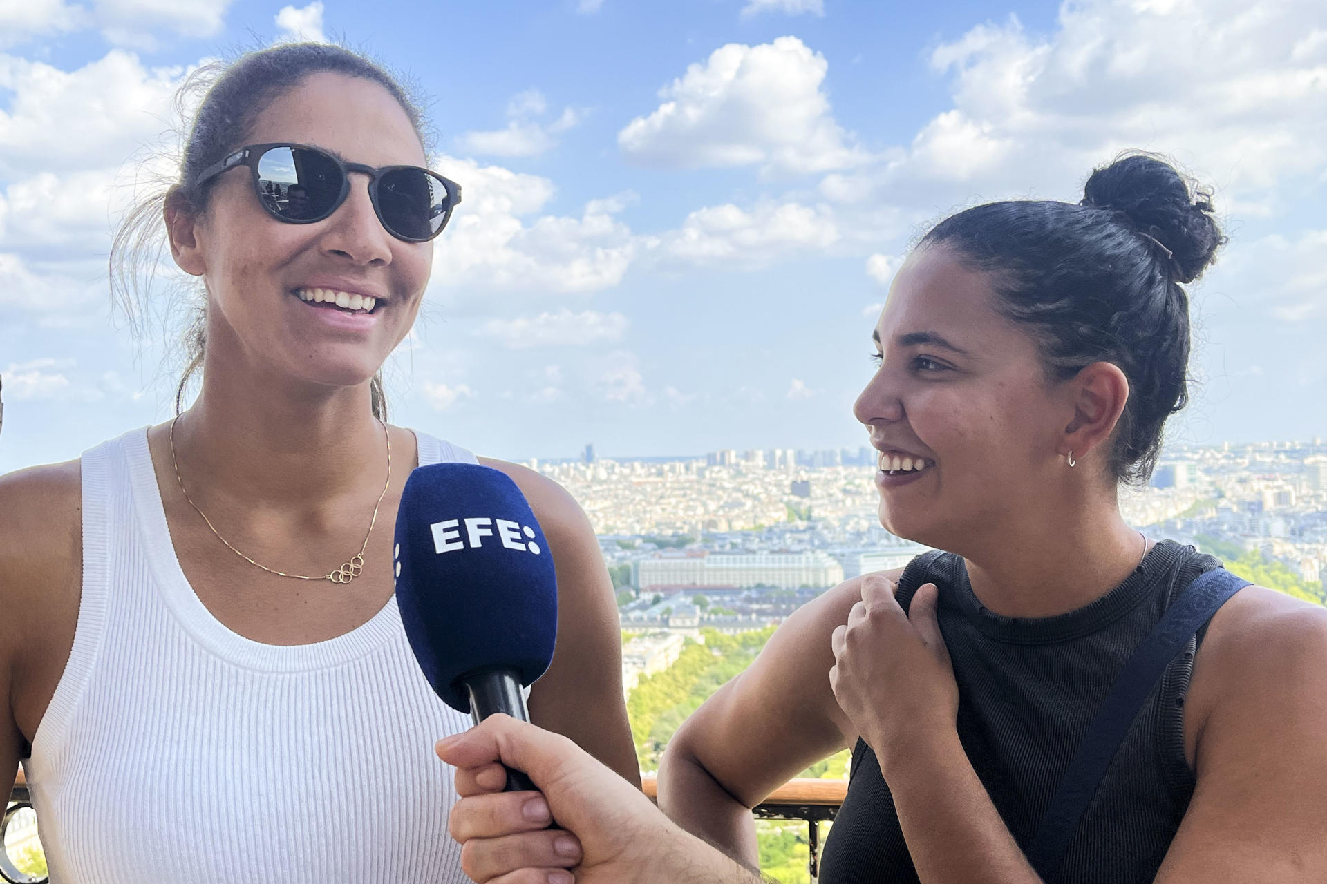 Las campeonas olímpicas de voley playa, Ana Patricia Silva Ramos (I) y Eduarda 'Duda' Santos, campeonas olímpicas con Brasil en 2024, atienden hoy viernes a la Agencia Efe en su visita a la Torre Eiffel para rememorar un año después su triunfo en la capital francesa. EFE / Val Torres.