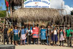 Fotografía del 10 de julio de 2025 de personas custodiando, el fortín y edificio en donde habita el expresidente boliviano Evo Morales, con lanzas de madera y escudos artesanales en Lauca Ñ (Bolivia). EFE/ Esteban Biba