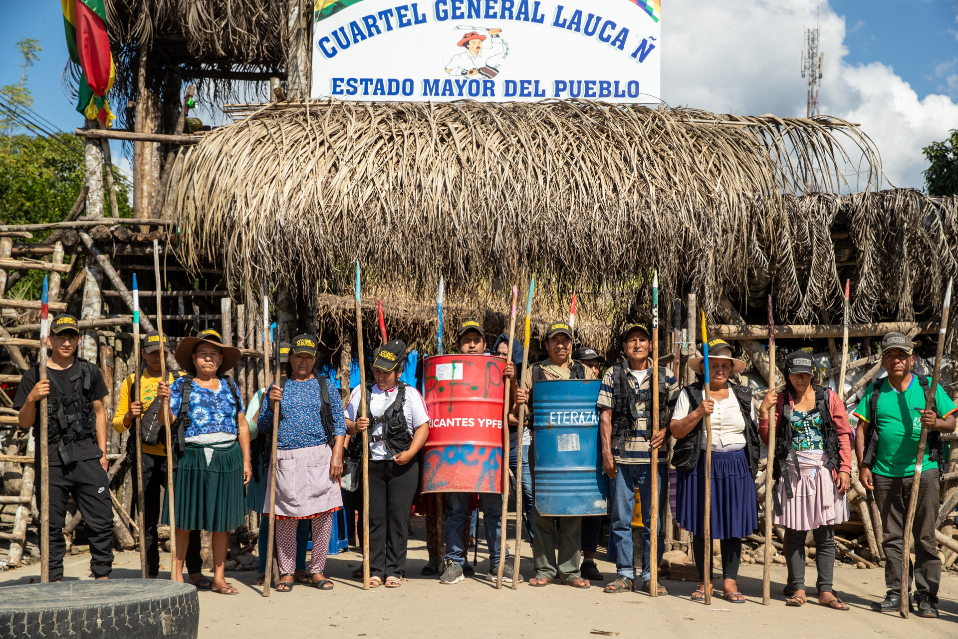 Fotografía del 10 de julio de 2025 de personas custodiando, el fortín y edificio en donde habita el expresidente boliviano Evo Morales, con lanzas de madera y escudos artesanales en Lauca Ñ (Bolivia). EFE/ Esteban Biba