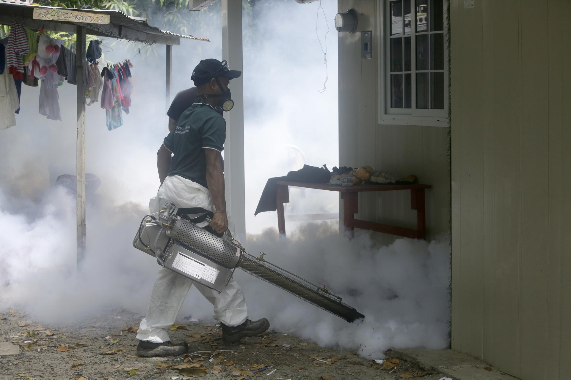 Un funcionario del Ministerio de Salud fumiga áreas de inmuebles en la zona metropolitana este miércoles, en Ciudad de Panamá (Panamá). EFE/Carlos Lemos
