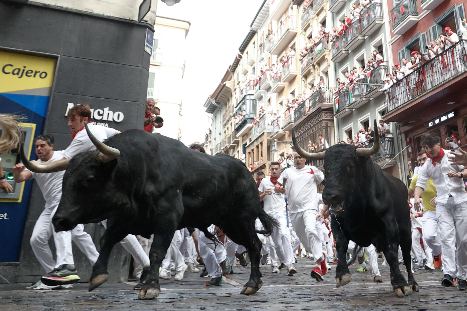 Los mozos son perseguidos por toros de la ganadería gaditana de Fuente Ymbro durante el primer encierro de los Sanfermines 2025, este lunes en Pamplona. EFE/ Jesús Diges