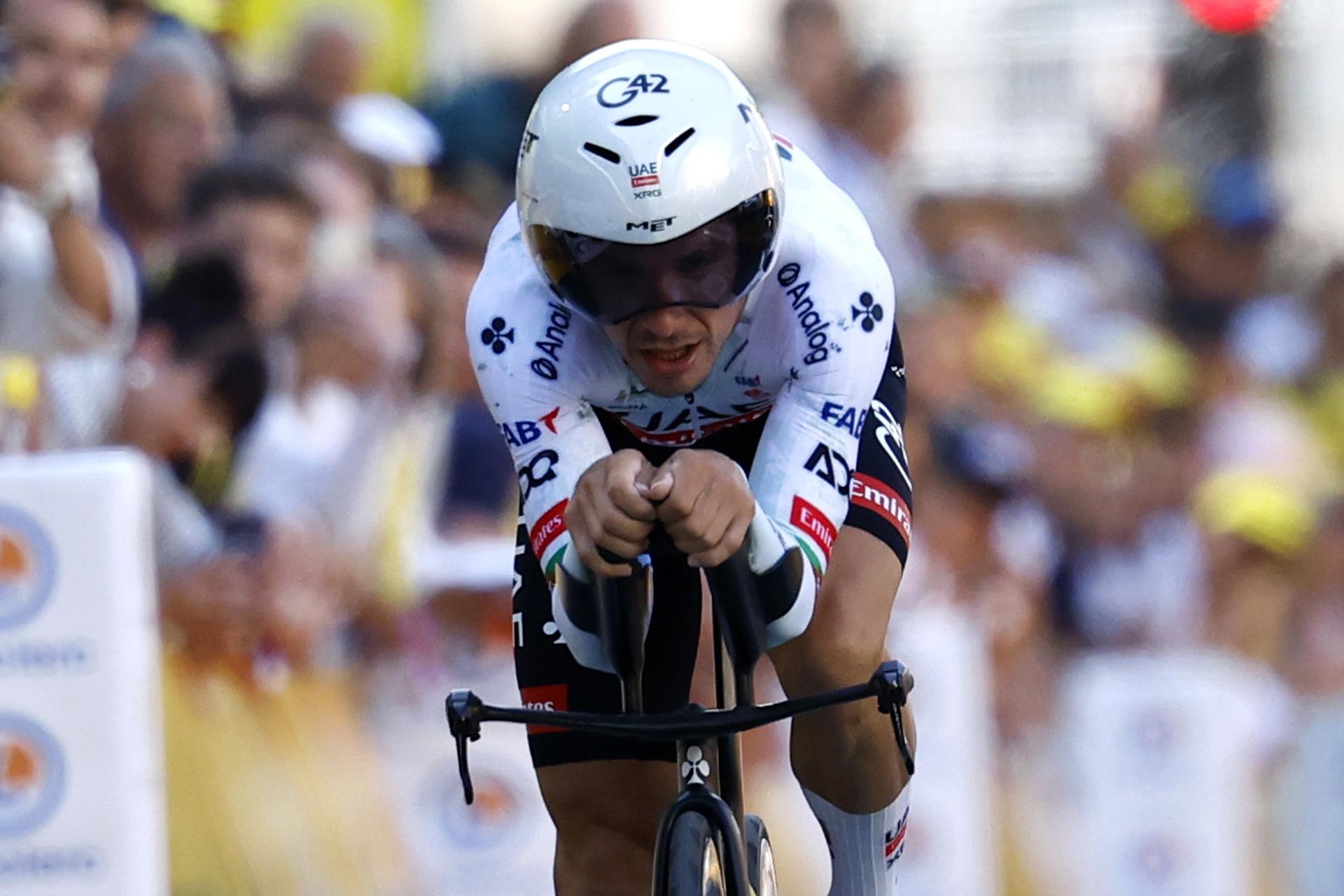El ciclista portugués Joao Almeida del UAE Team Emirates cruza la línea de meta de la 5ª etapa del Tour de Francia. EFE/EPA/MARTIN DIVISEK