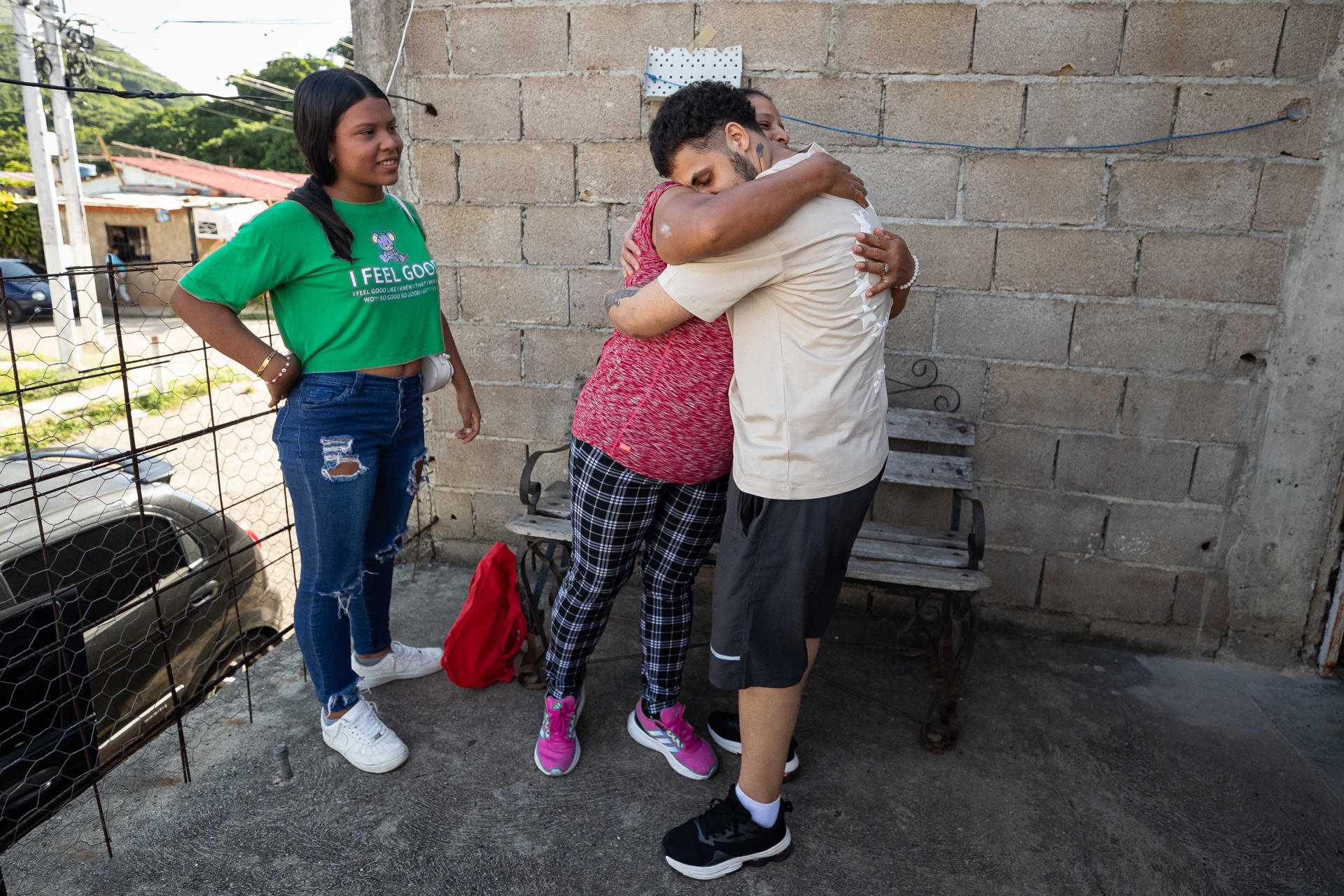 El venezolano Ángel Blanco abraza a una familiar este 22 de julio de 2025, luego de ser liberado del Centro de Confinamiento del Terrorismo (Cecot) en El Salvador y repatriado a Cúa (Venezuela). EFE/ Ronald Pena R