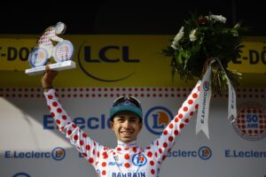 Lenny Martinez se convirtió a sus 22 años en el francés más joven en vestir con el maillot de puntos rojos de líder de la montaña. EFE/EPA/MARTIN DIVISEK