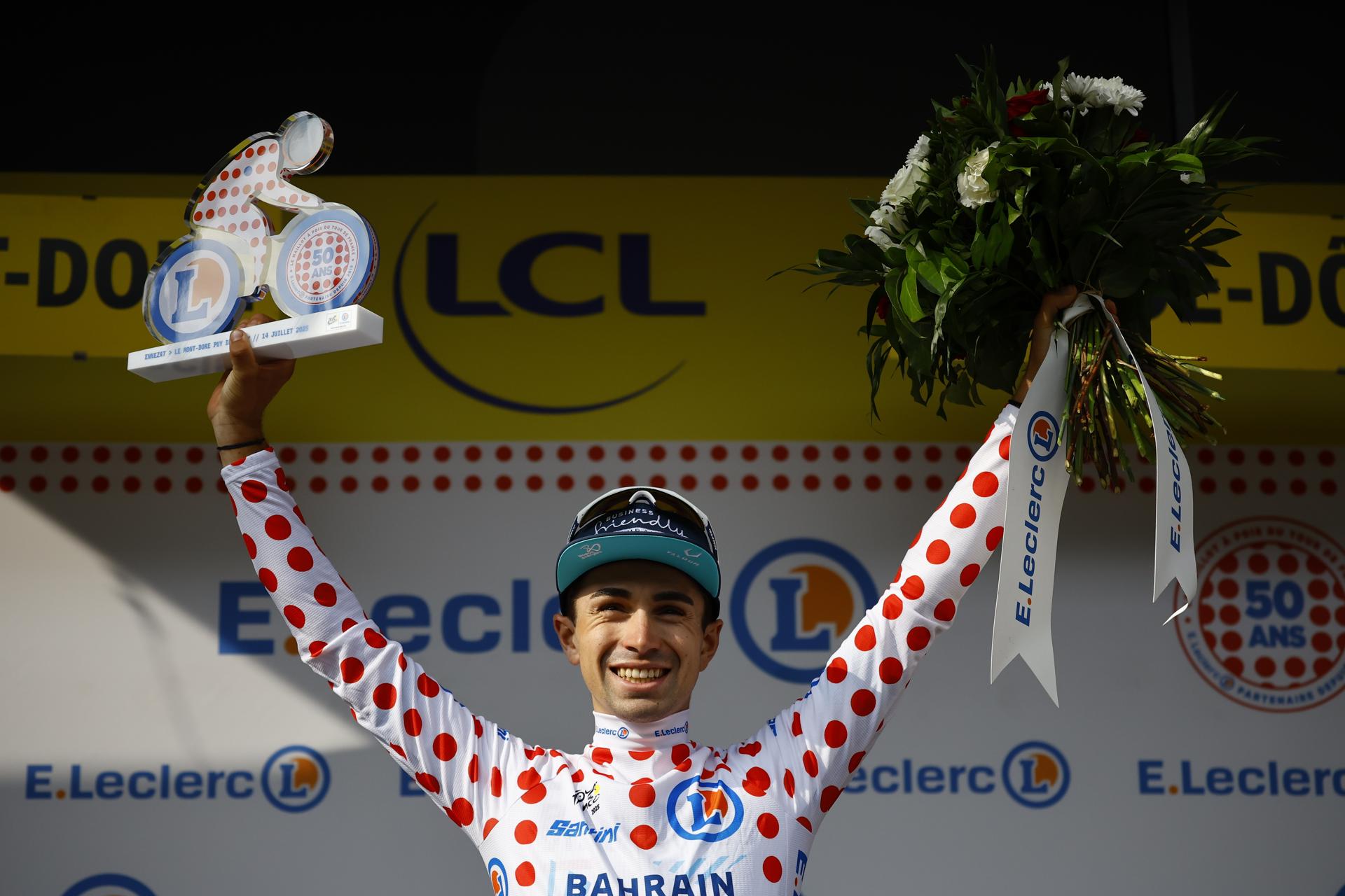 Lenny Martinez se convirtió a sus 22 años en el francés más joven en vestir con el maillot de puntos rojos de líder de la montaña. EFE/EPA/MARTIN DIVISEK